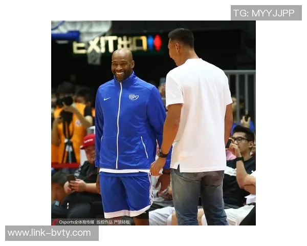 老队友重聚温情时刻哈兰德与南野拓实亲切拥抱寒暄